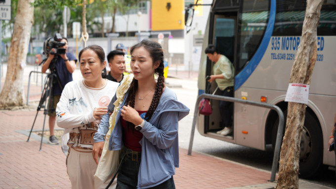 一连7日的国庆黄金周假期展开，内地团团友到土瓜湾食团餐，未出现排长龙和阻街情况。吴艳玲摄