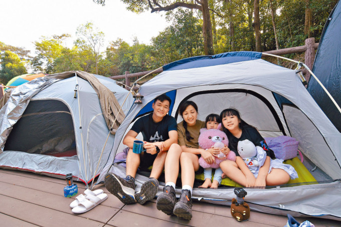 陳太一家四口包括兩名九歲和七歲女兒，在荃錦營地一處營位紮營，帶備兩個帳篷和露營桌椅及食物。