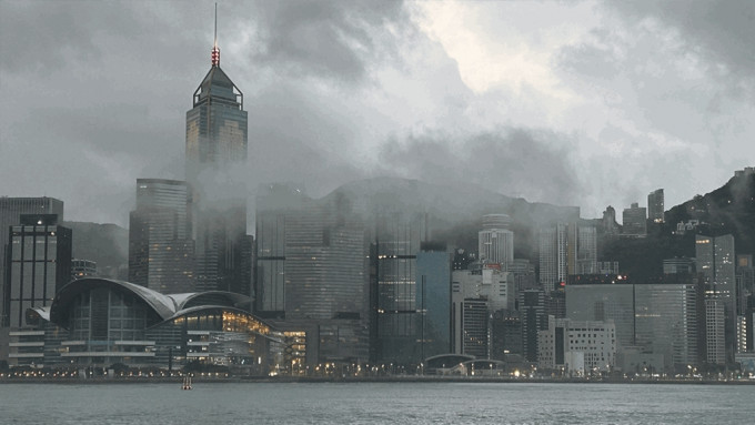 天文台晚上8时50分表示，珠江口一带持续有雷雨区发展，未来一两小时新界东部雨势较大。