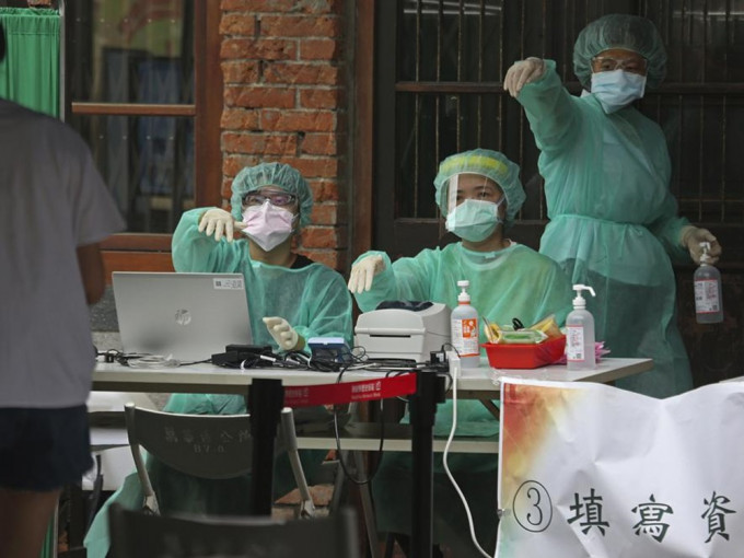 台湾新冠肺炎确诊每日超过二百例，支援不足问题严重。美联社图片