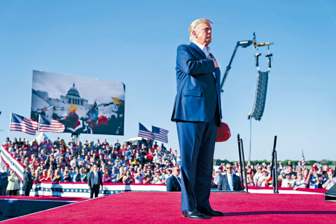 特朗普在德州的造势集会，大屏幕出现2021年国会骚乱的情景。 