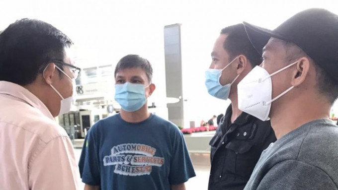 郭錦華(左二)、 盧榮輝(右一) 及陳國棟(右二)今天自菲律賓獲釋返抵本港。民主黨提供圖片