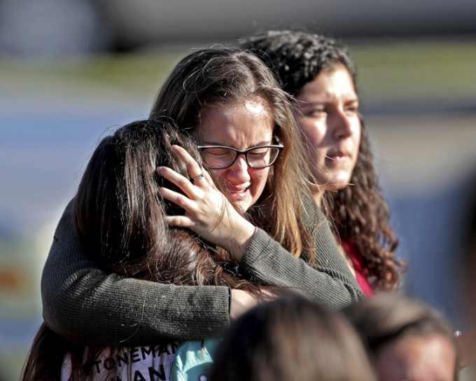 美国佛罗里达州一所中学今天传出枪击，多人受伤。AP