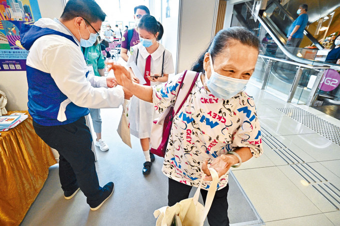 領展昨在樂富廣場舉行外展接種服務，現場完成接種可獲贈一公斤香米。