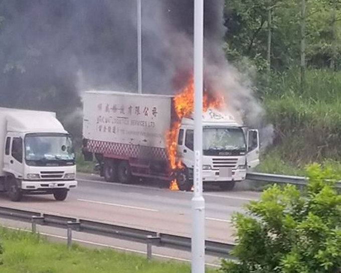 元朗货车起火。香港突发事故报料区图片