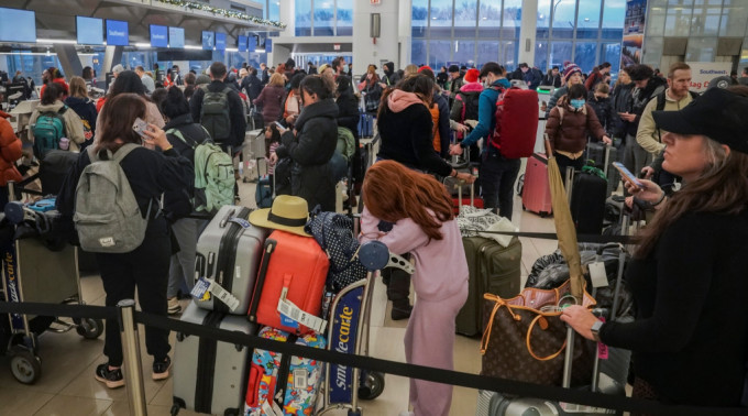 美國多個機場都擠滿等候上機的旅客。AP