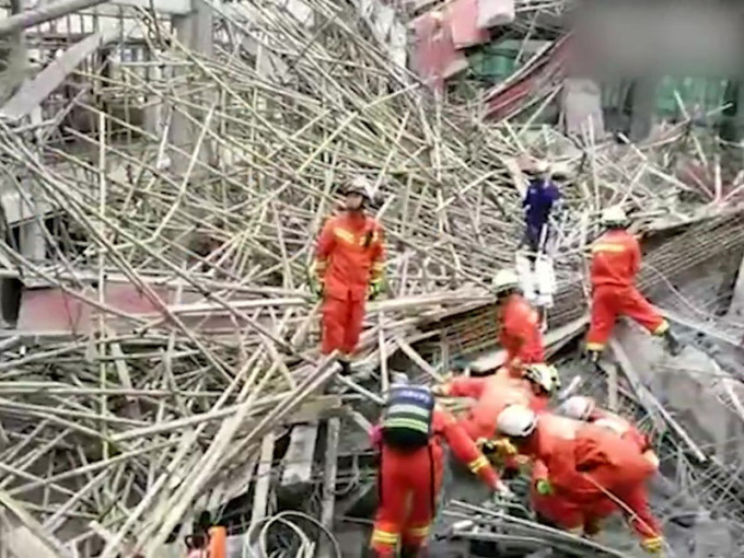 贵州毕节七星关区碧阳街道一个施工地盘发生支架垮塌。（网图）