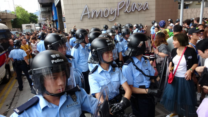 淘大商场冲突警员到场控制秩序。资料图片