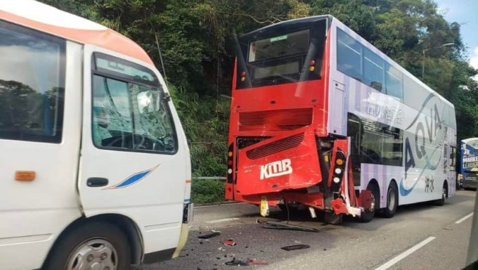 沙田路一輛巴士及一輛旅遊巴相撞。「香港突發事故報料區」FB圖片