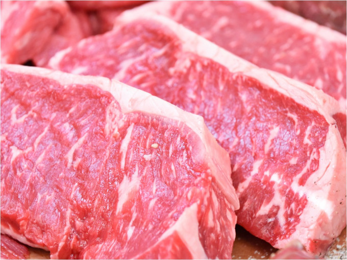 浙江发现一批进口牛排的包装外检有新冠病毒。示意图
