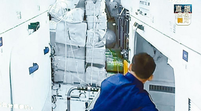 神舟十四號太空人開展貨物轉運。
