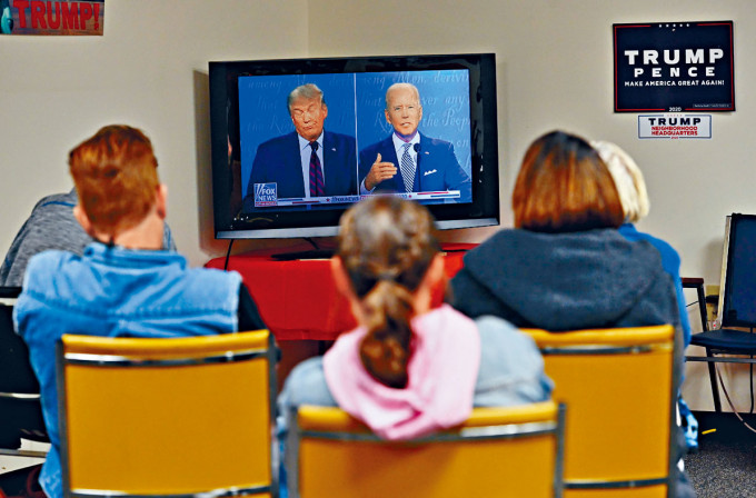 宾夕凡尼亚州的特朗普支持者，观看电视直播总统选举首场辩论。