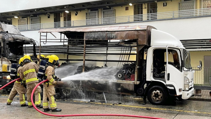 柴湾一辆货车起火烧成废铁。