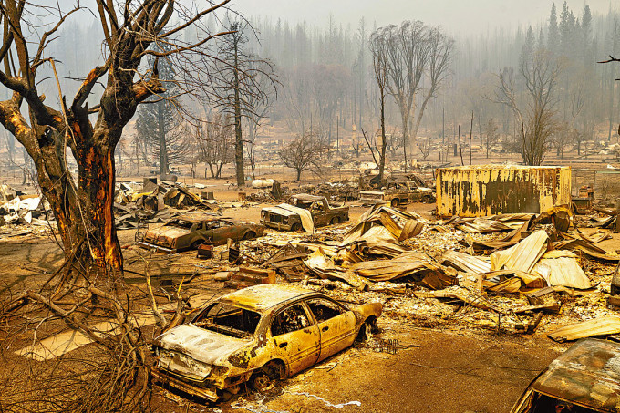 ■格林维尔镇大量汽车和房屋遭山火焚毁。