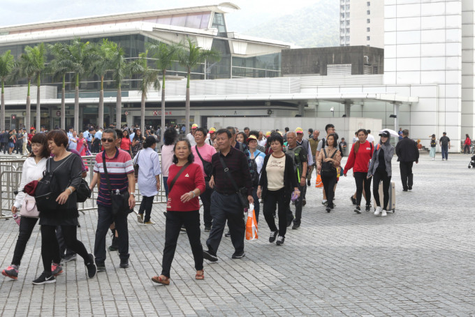 东涌出现大批旅客。