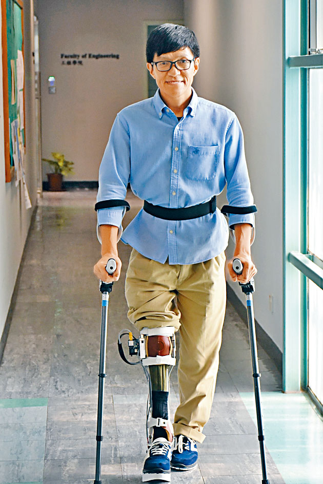 機械腳能助患者抬腳並防跌倒。