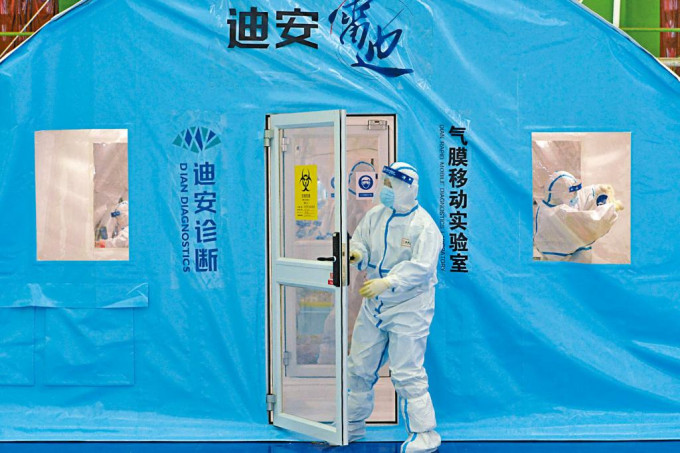 天津展开全市核酸检测，图为新投入使用的气膜移动实验室。