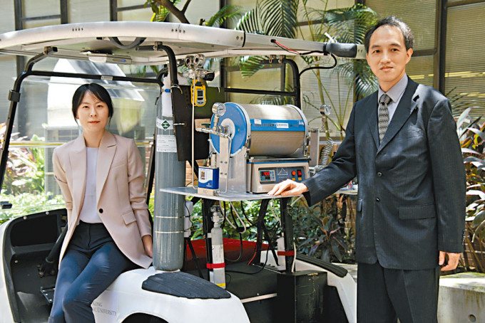 郑家伟（右）偕团队成功研发全球首辆氨动力燃料电池电动车，将氨转化成氢气发电，取代一般电动车使用的锂电池。旁为李孟蓉。　
