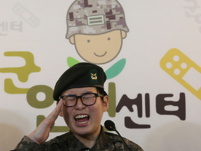 韩国首位变性军人边希秀去年现身记者会，哭求留在军中。 （网上图片）
