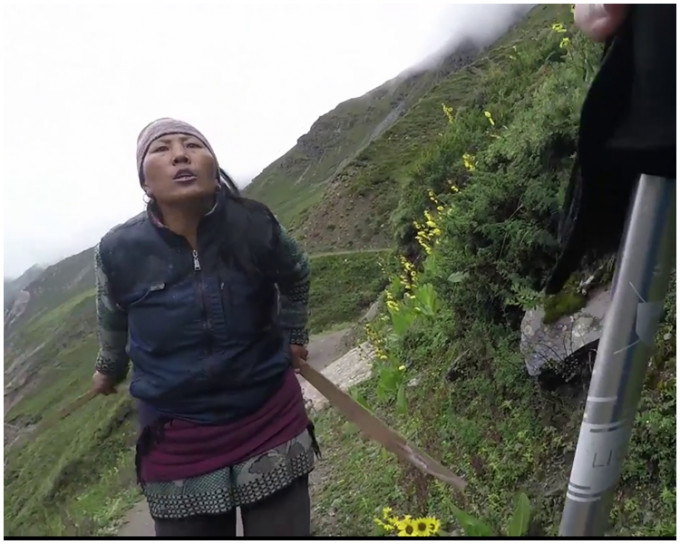 尼泊尔老板娘持双木板追英国打母子。片段截图
