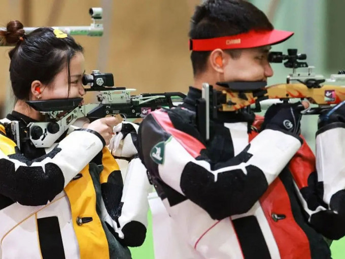 杨倩杨皓然气步枪混合团体逆转夺冠。