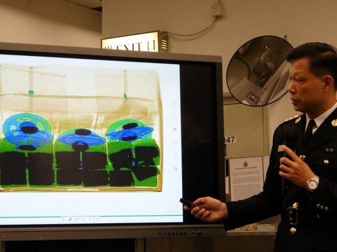 關員從X光檢查發現貨品。林思明攝