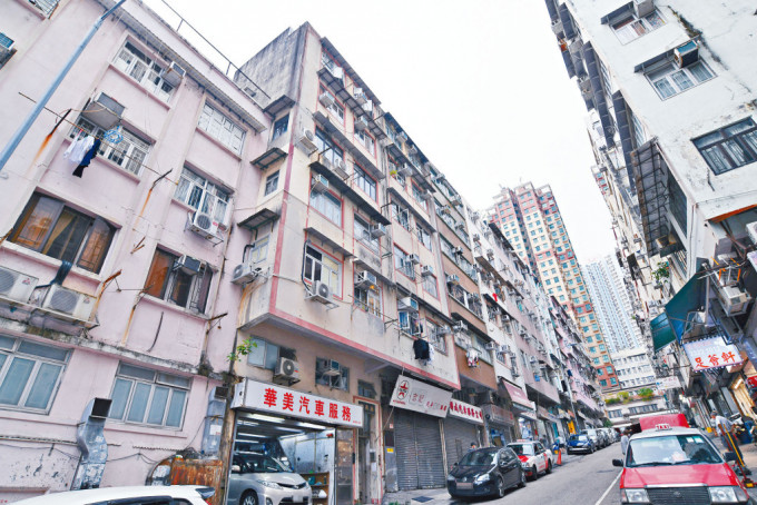 黃大仙銀鳳街33至59號一列舊樓群獲財團出價收購，據悉每呎收購價約1.5萬至1.6萬不等。