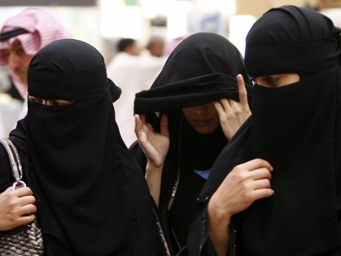 沙特阿拉伯有意放鬆國內嚴格的男性監護人制度，允許女性不必得到男性親屬許可，即可離開該國旅行。 AP