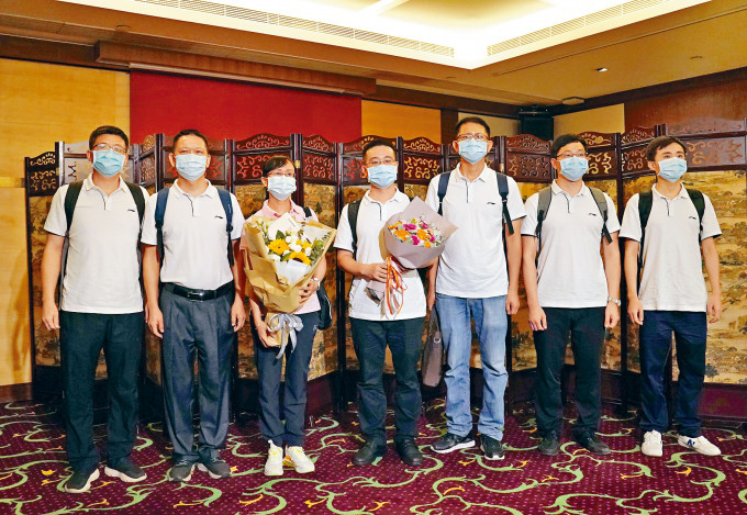 ■「内地核酸检测支援队」七名先遣队队员昨午抵达香港，他们将协助开展实验室工作，协助香港抗击疫情。