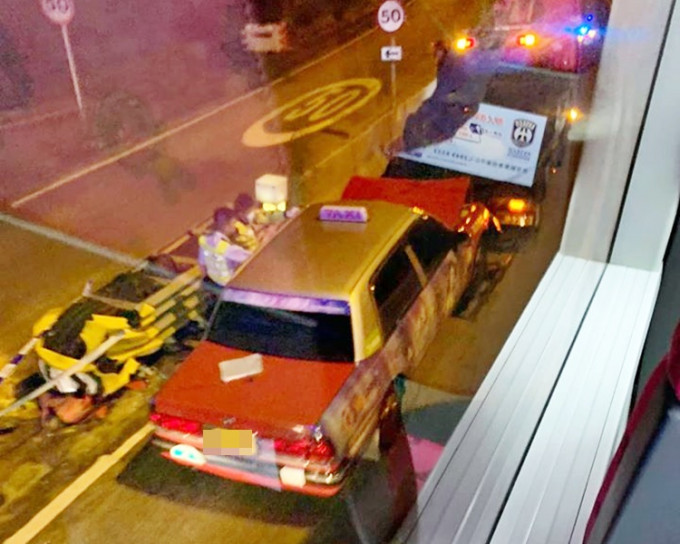 意外中，的士车头撞至摺起。fb「‎屯门公路塞车关注组」CK Tang图片