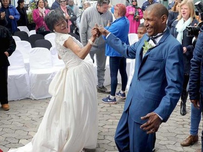 南非一对露宿情侣相恋30年，最近在善心人帮助下，得以穿上礼服及婚纱，共谐连理。（网图）