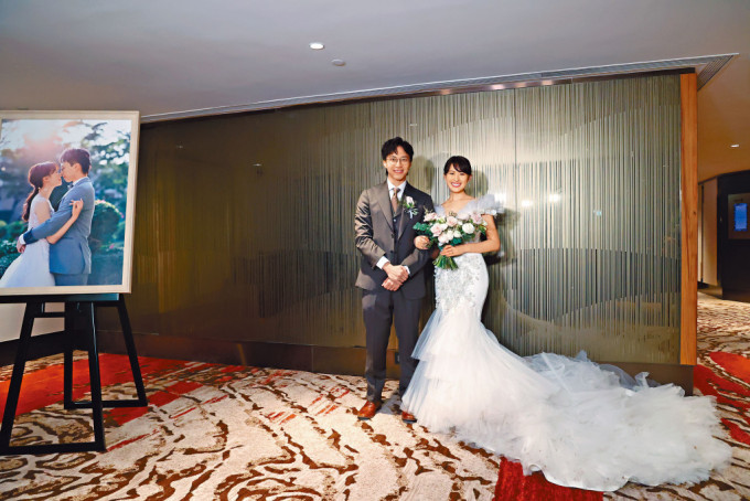 坤哥和太太濱口愛子昨日補辦婚禮，齊齊見傳媒。