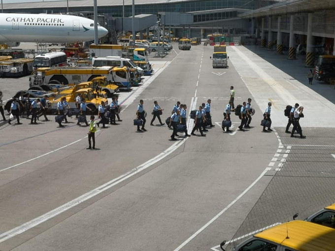 近30警现身停机坪禁区。Edward Sin‎图片