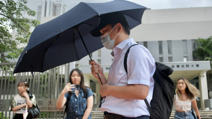 吕伟霖自认好色，与孟凡月只属性伴侣，互不过问对方底细，法官认为「非完全不可信」，故裁定他罪脱。陈浩元摄