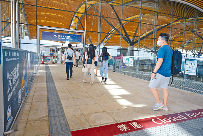 消息人士指，港府視通關及持續清零為短、中期目標，疫情要降至與內地看齊。