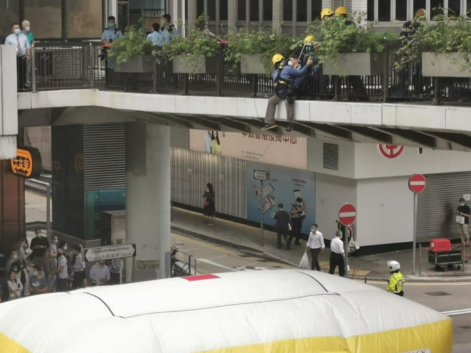 男子干諾道中天橋企跳。香港公共交通智庫圖片