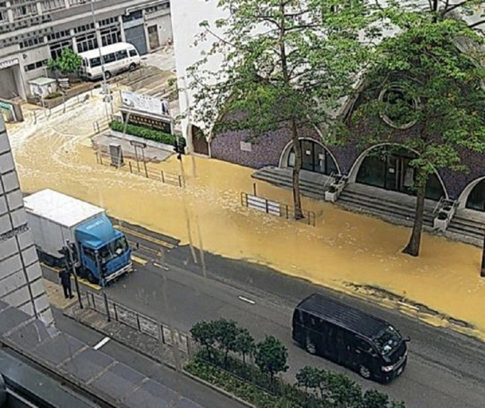 窩打老道爆水管。網民‎陳一鋒‎圖片