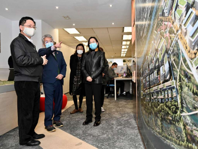 薛永恒（左一）到訪港深創新及科技園公司。政府新聞處圖片
