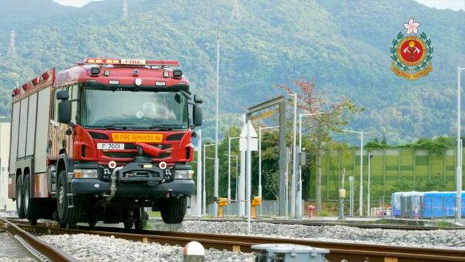 香港消防處今日（19日）在社交平台介紹新裝備──軌路兩用車。消防處fb影片截圖