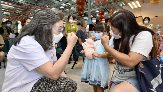 杨何蓓茵率领外展队到梅窝鼓励长者及幼童接种新冠疫苗。政府新闻处图片 