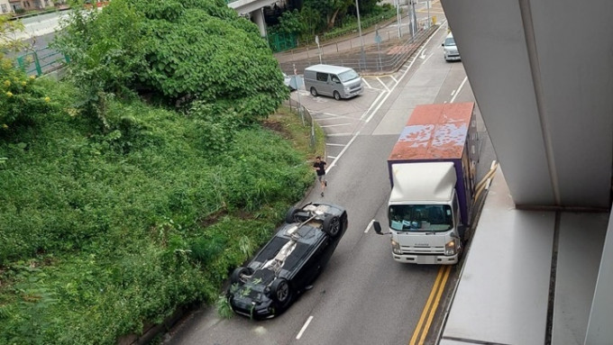 私家車翻側路中。fb： 車cam L（香港群組）