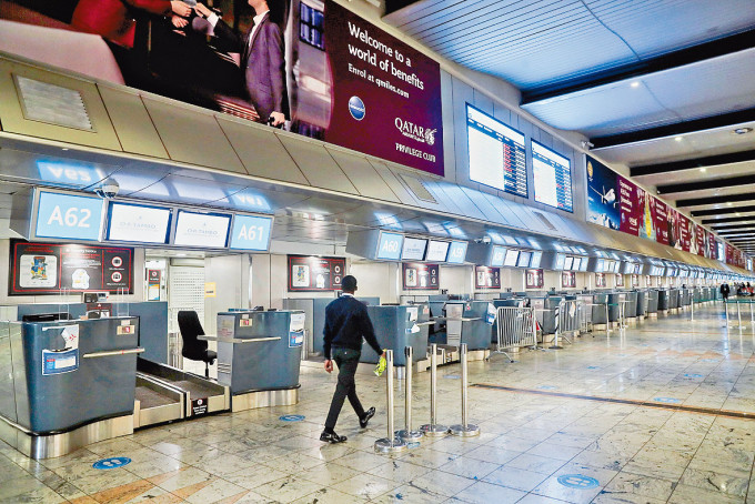 ■受到新变种病毒影响，南非国际机场出境大堂柜位空无一人。