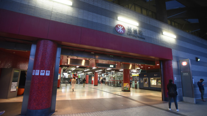 港鐵荔景站附近信號一度故障 經搶修後荃灣綫行車逐步回復