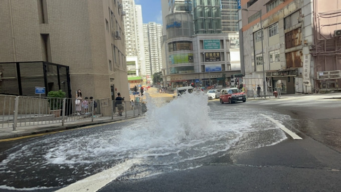 炮台山道爆水管，影响交通。杨伟亨摄