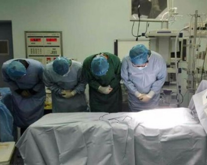 6個月大嬰腦死亡後，家屬將其腎臟捐出。醫護人員向甜甜的遺體鞠躬告別。網圖