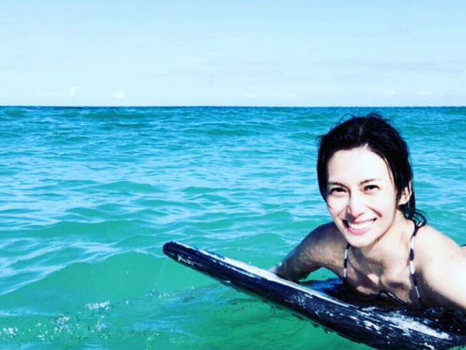 幸妹最近去了夏威夷衝浪。