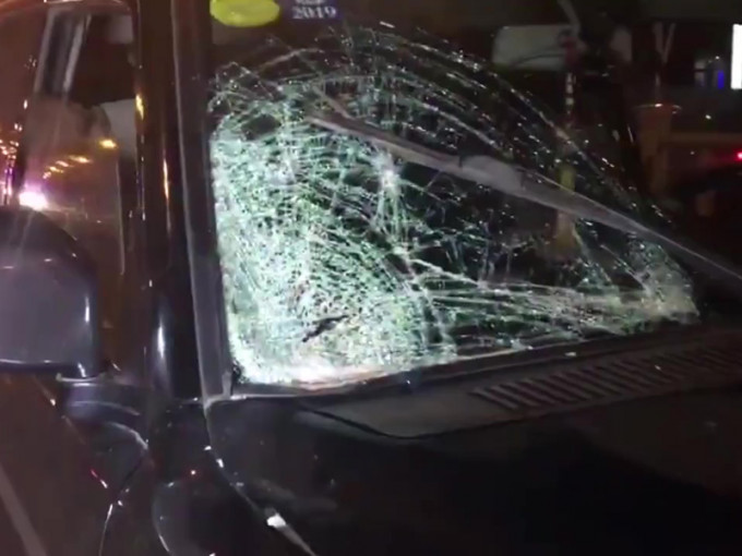 越野车的挡风玻璃也撞出巨大的蜘蛛网裂痕。（网图）