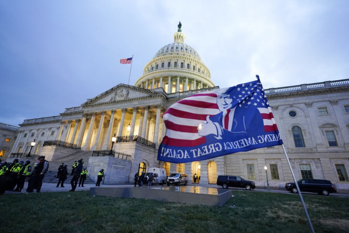 美國國會遭到示威者大肆搗亂。AP圖片