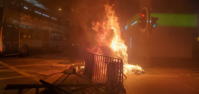 旺角警署外晚上有示威者聚集。