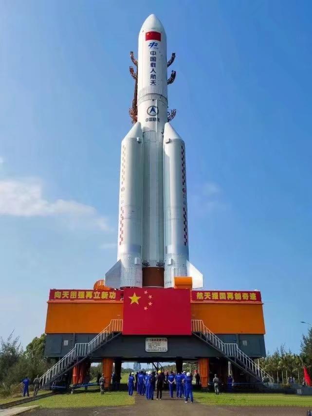 长征5号B火箭是巨大的。